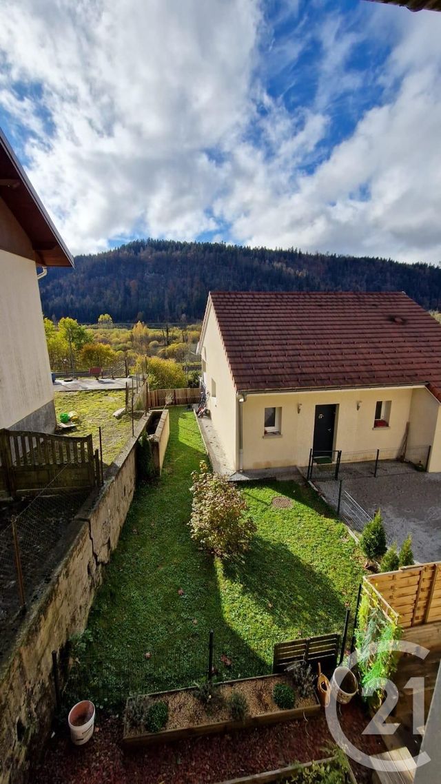 Appartement Duplex &agrave; louer - 3 pi&egrave;ces - 51,93 m2 - La Cluse Et Mijoux - 25 - FRANCHE-COMTE